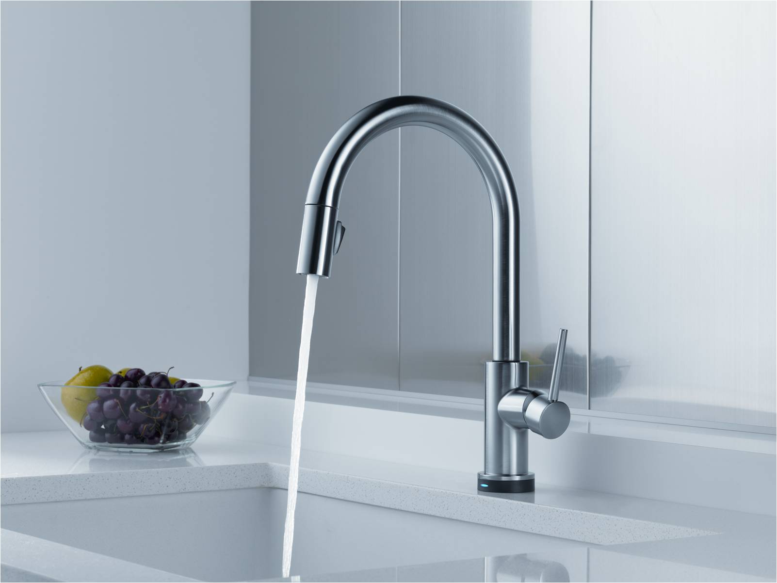 Running water outlet faucet